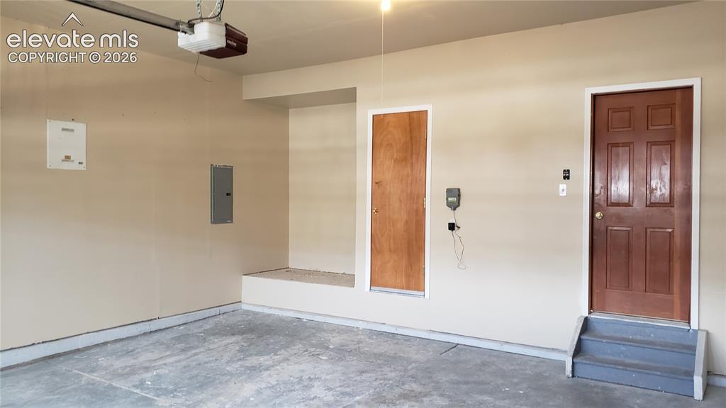 Image 7 of 13: Garage