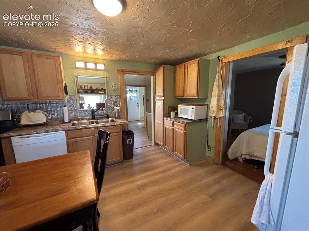 Image 10 of 26: Kitchen