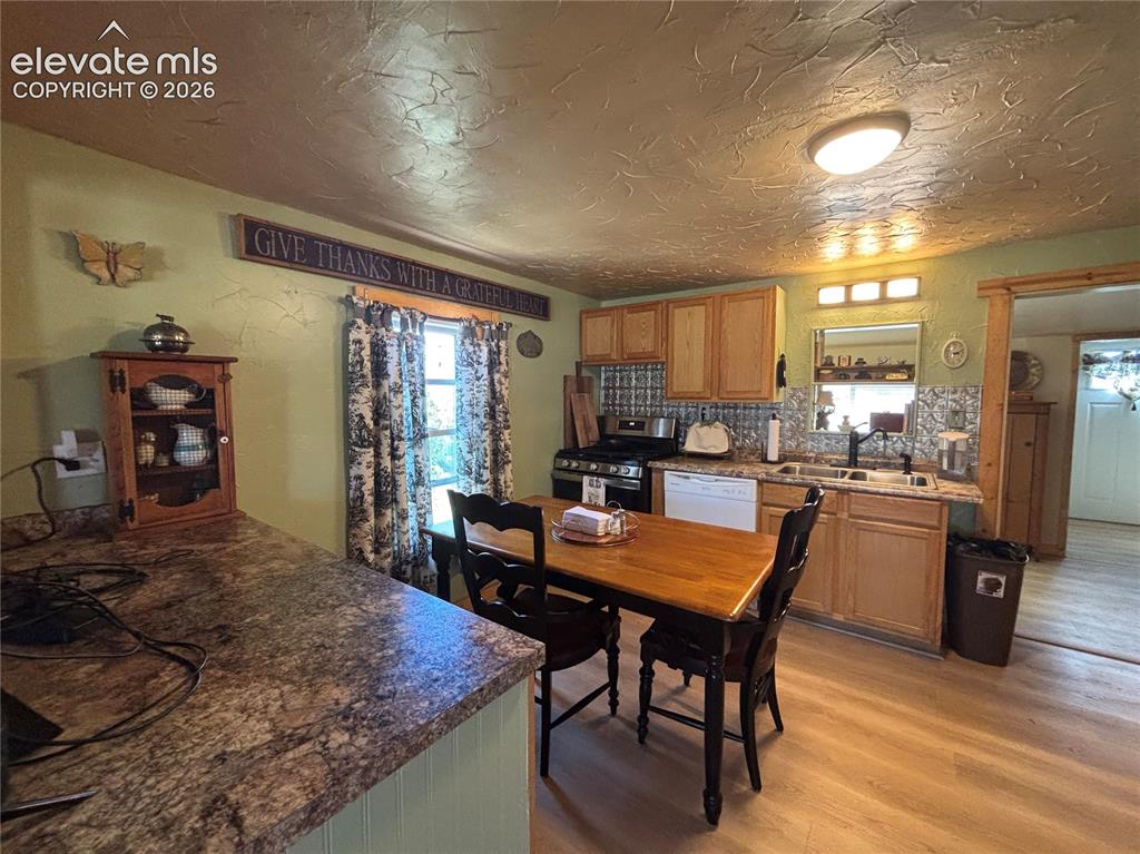 Image 11 of 26: Kitchen