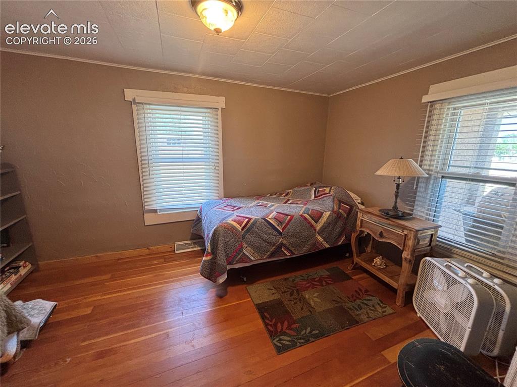 Image 14 of 26: Bedroom