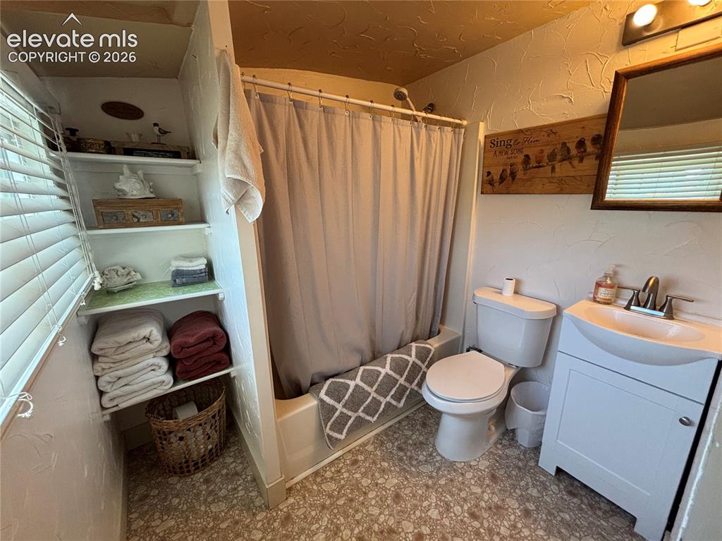 Image 19 of 26: Bathroom