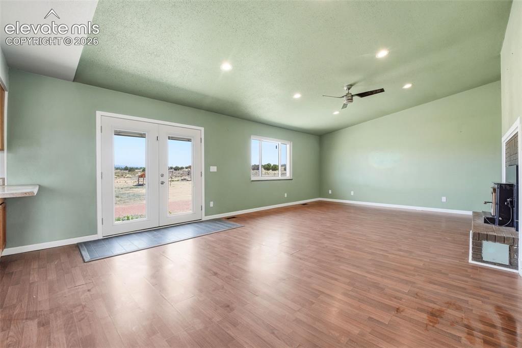 Image 14 of 35: Living Room