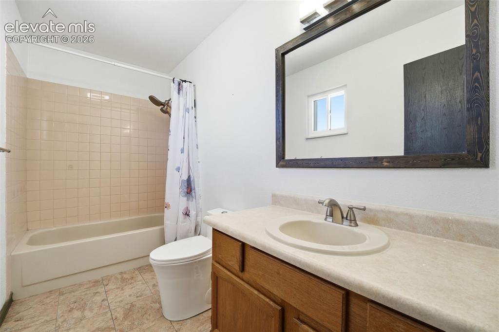 Image 19 of 35: Bathroom