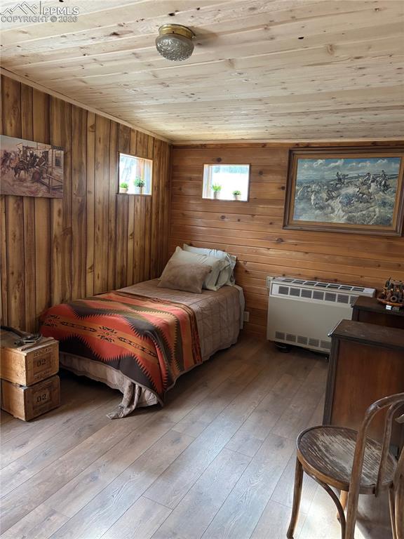 Image 10 of 41: Bedroom