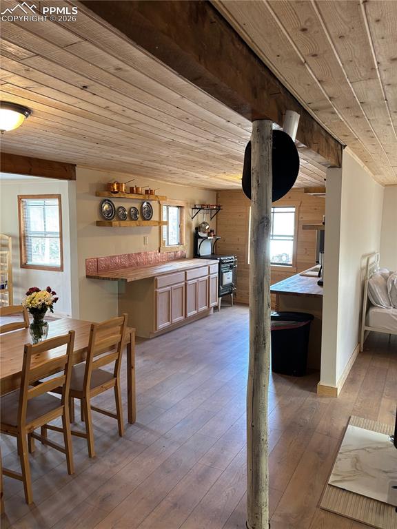 Image 13 of 41: Dining Area