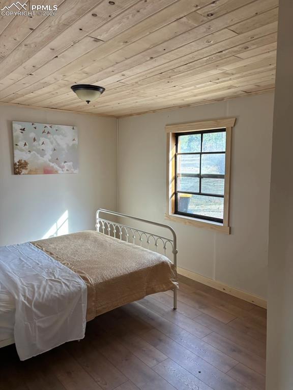 Image 14 of 41: Bedroom