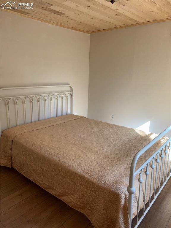 Image 16 of 41: Bedroom