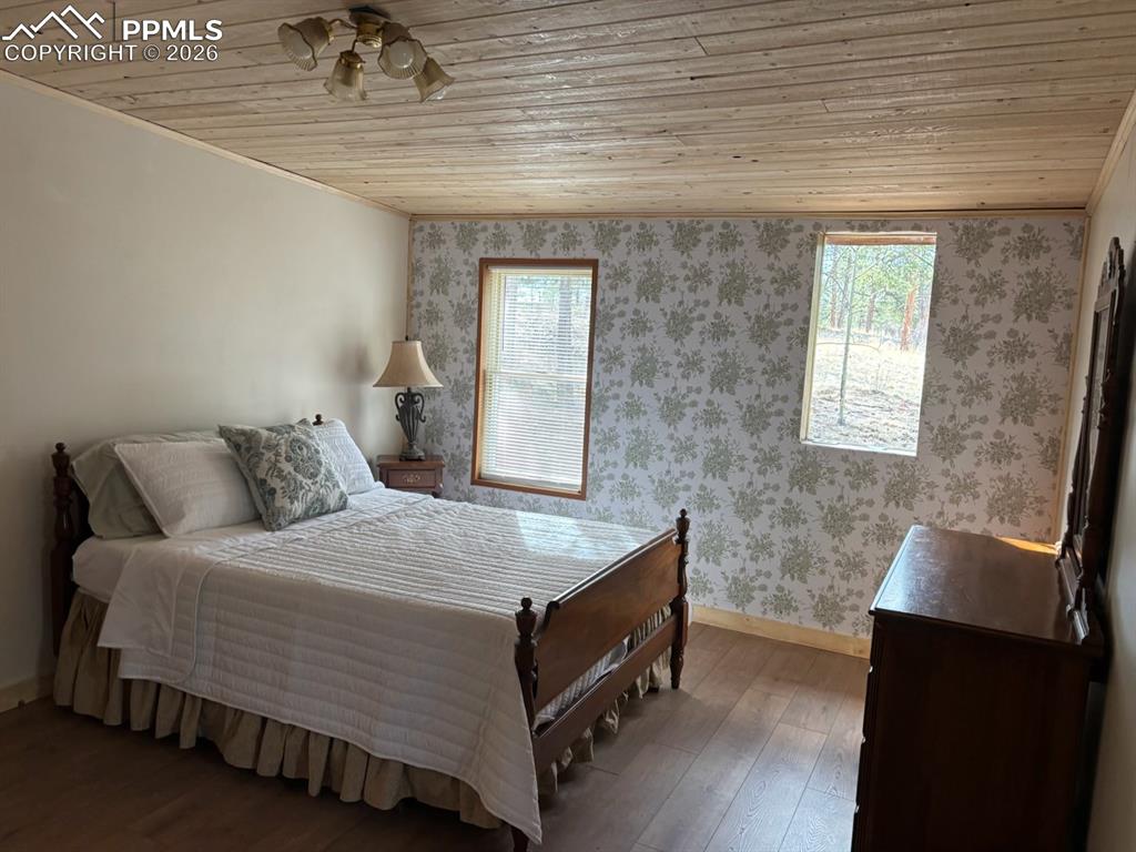 Image 18 of 41: Bedroom