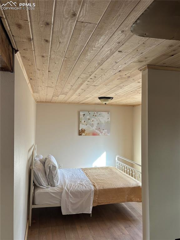 Image 21 of 41: Bedroom