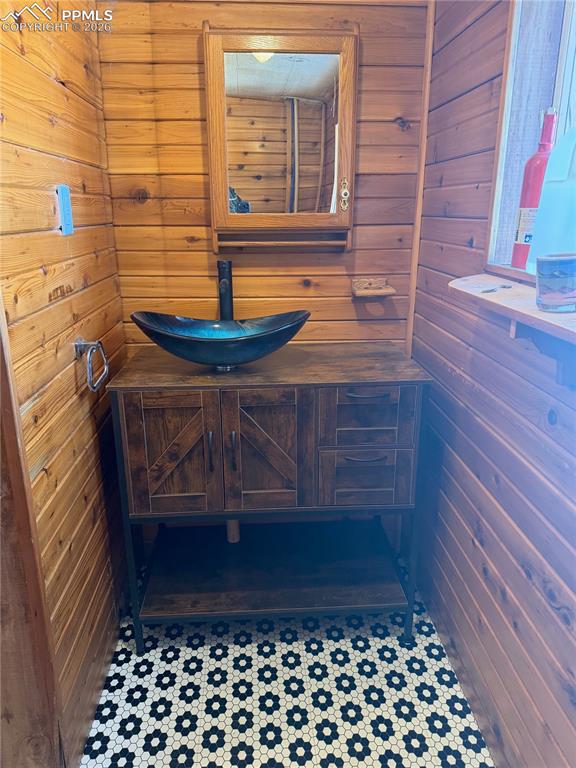 Image 22 of 41: Bathroom