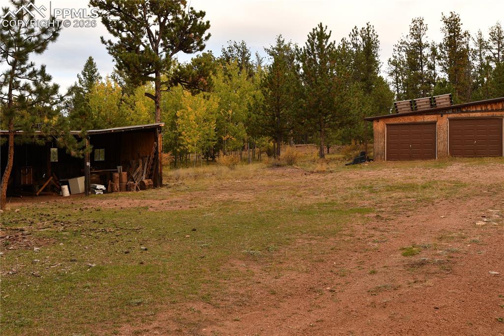 Image 37 of 41: Yard