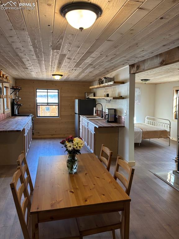 Image 9 of 41: Dining Area