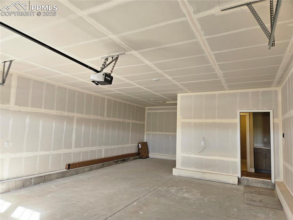 Image 11 of 26: Garage