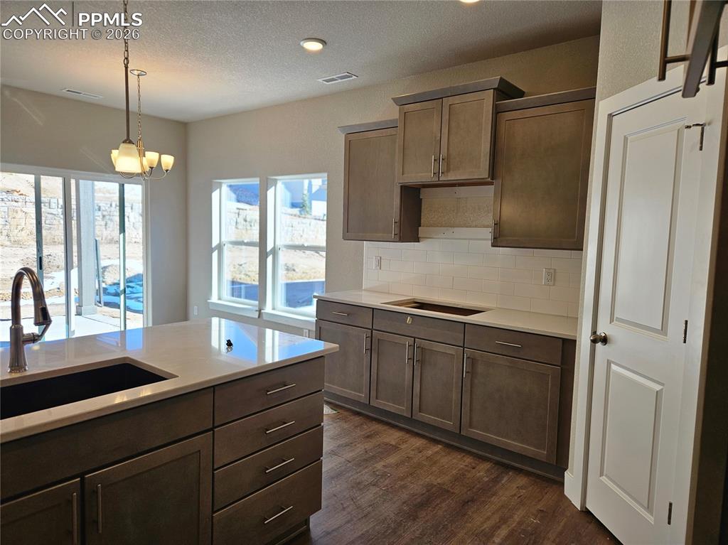 Image 15 of 26: Kitchen