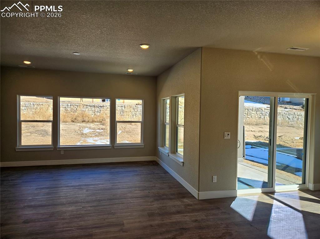 Image 18 of 26: Dining Area