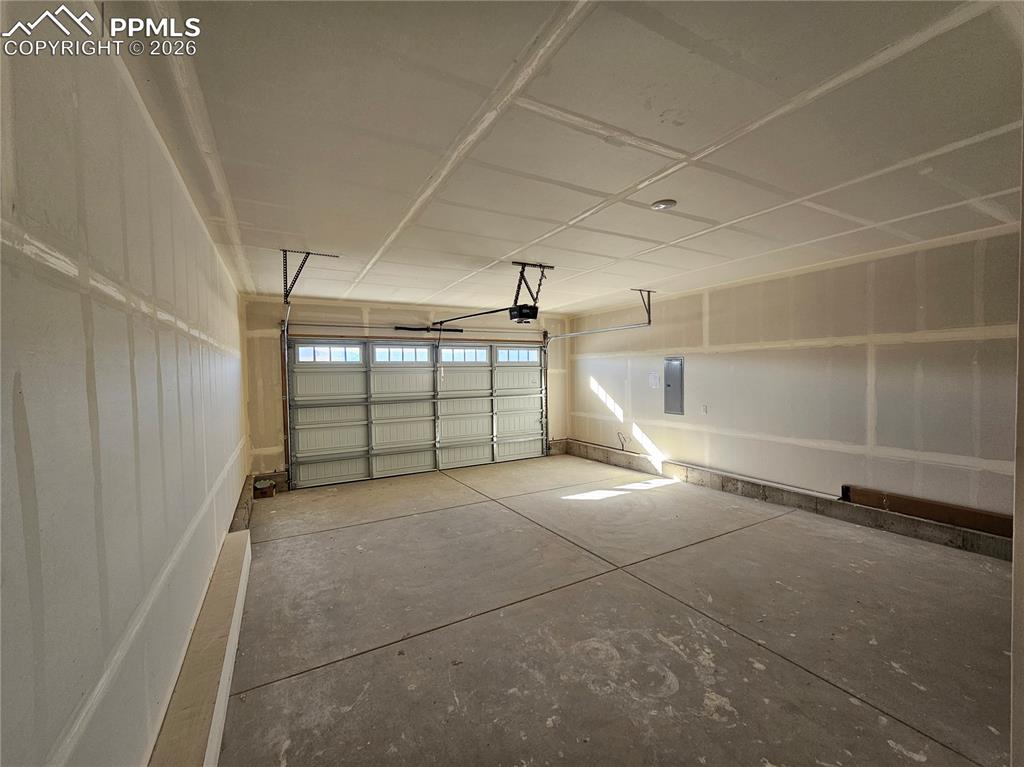 Image 9 of 26: Garage