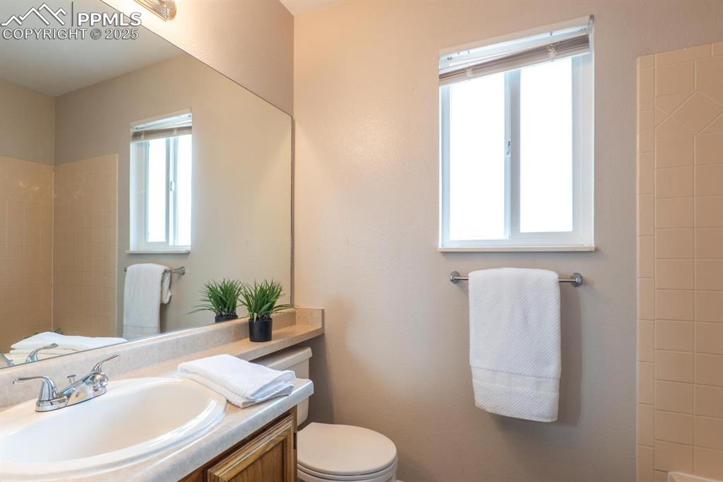 Image 13 of 26: Adjoining primary full bathroom.