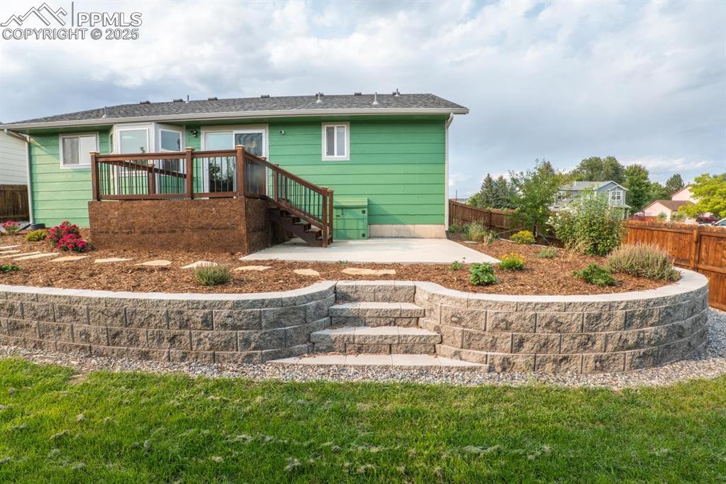 Image 20 of 26: Well done and maintained landscaping for you to enjoy.