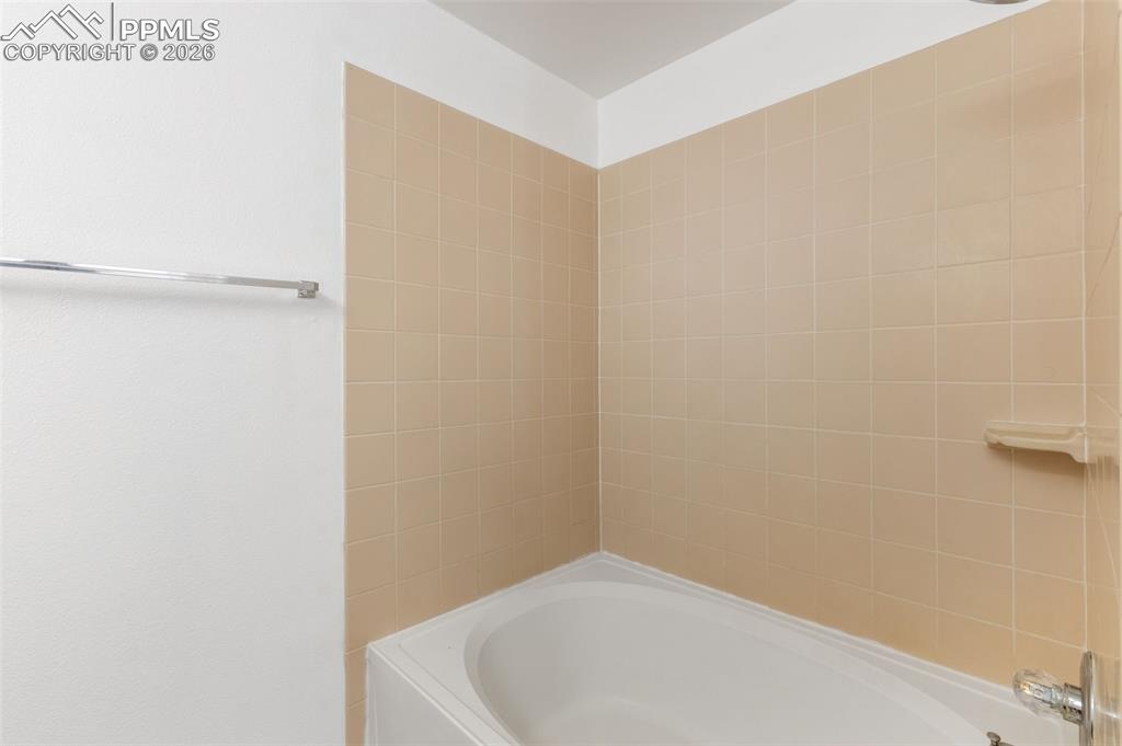 Image 21 of 35: Bathroom