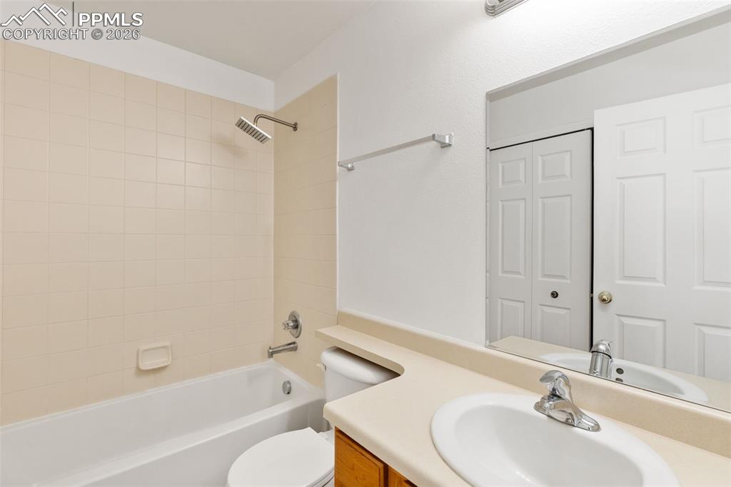 Image 31 of 35: Bathroom