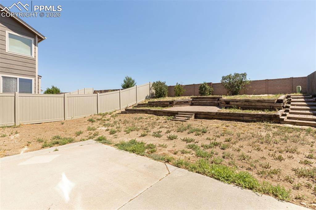 Image 32 of 35: Yard