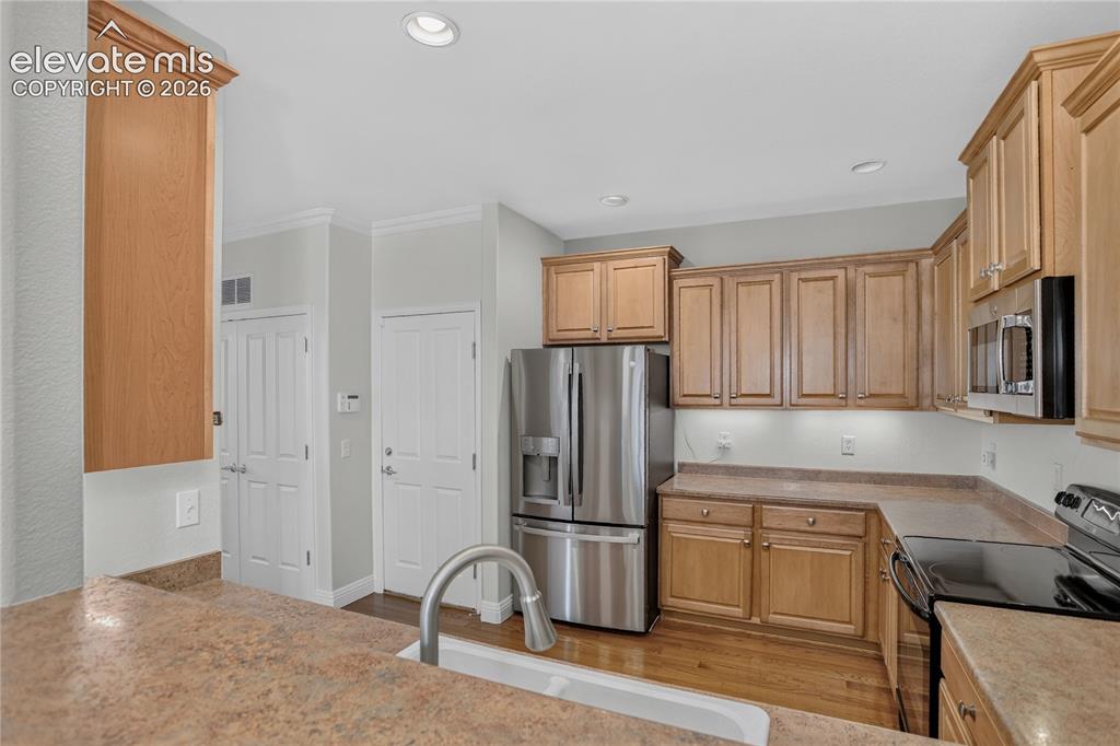 Image 14 of 42: Kitchen