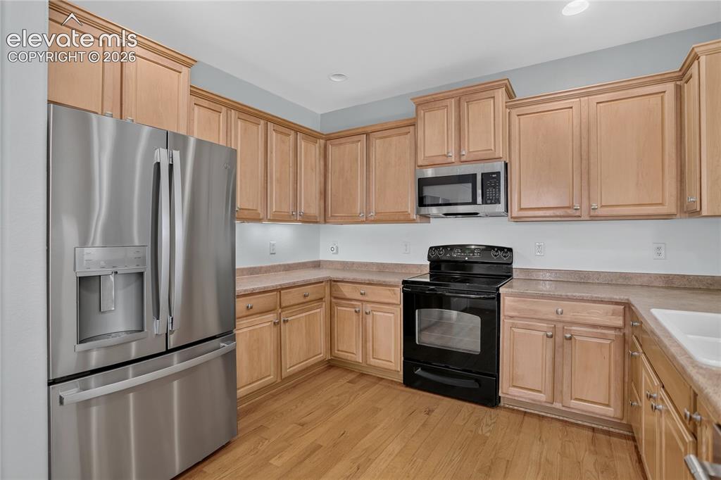 Image 15 of 42: Kitchen