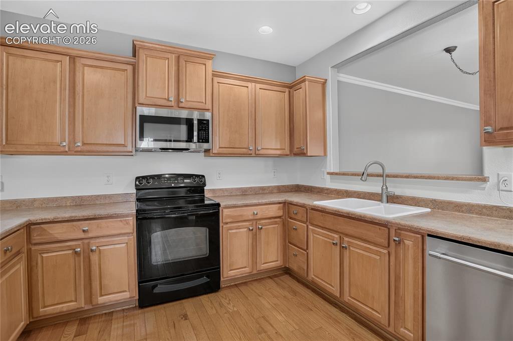 Image 16 of 42: Kitchen