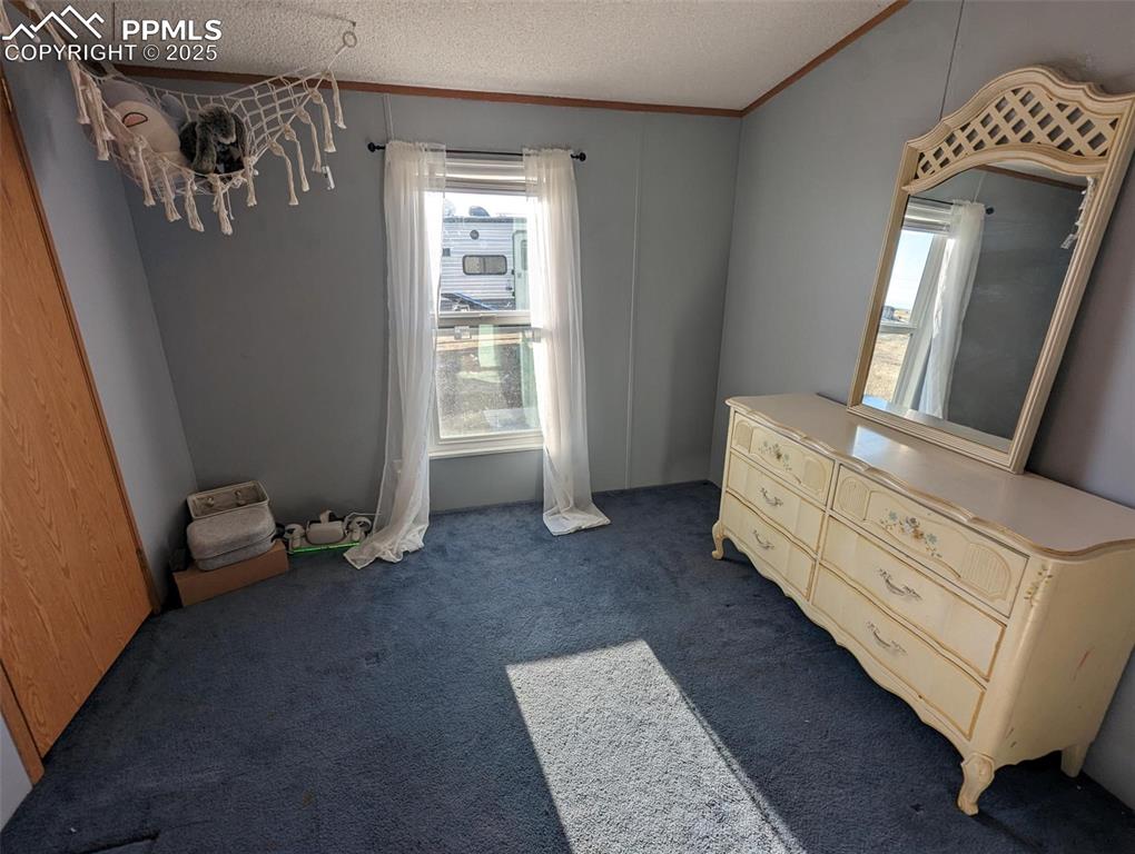 Image 14 of 25: Bedroom