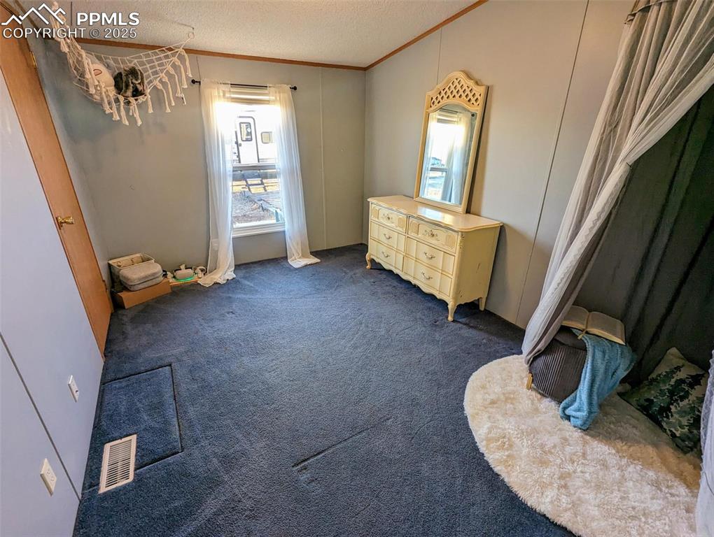 Image 16 of 25: Bedroom