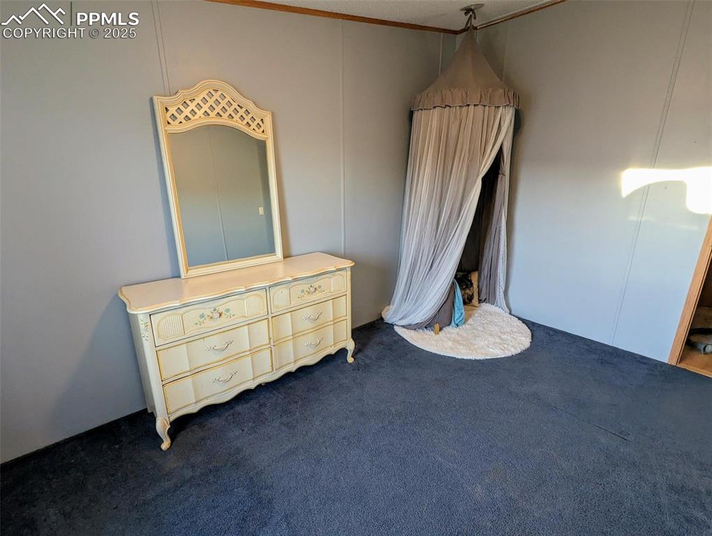 Image 17 of 25: Bedroom