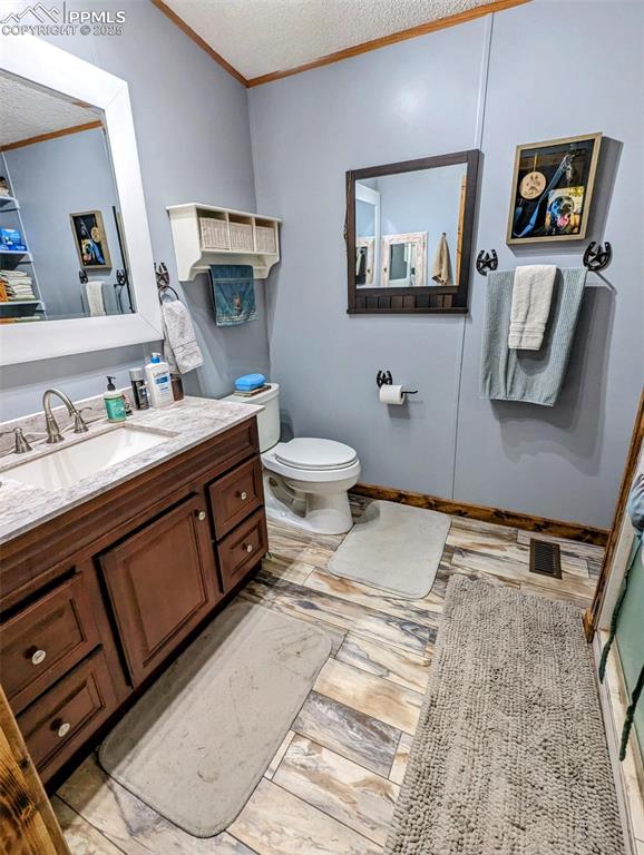 Image 19 of 25: Bathroom