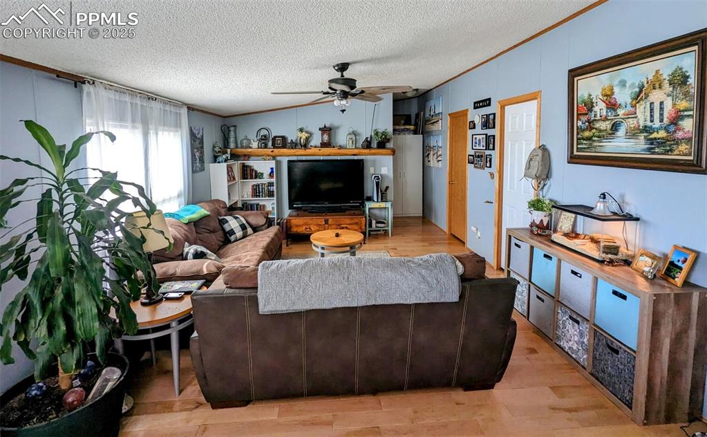 Image 20 of 25: Living Room