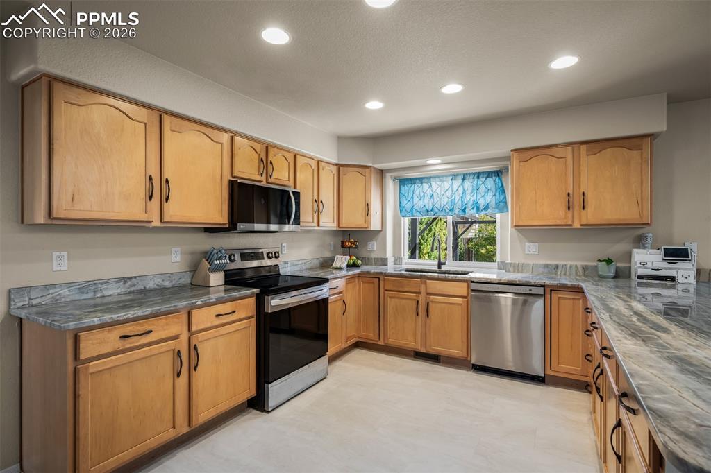 Image 13 of 49: Kitchen