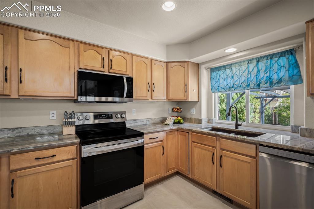 Image 14 of 49: Kitchen