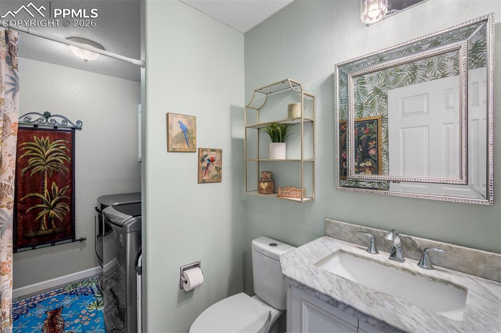 Image 19 of 49: Bathroom