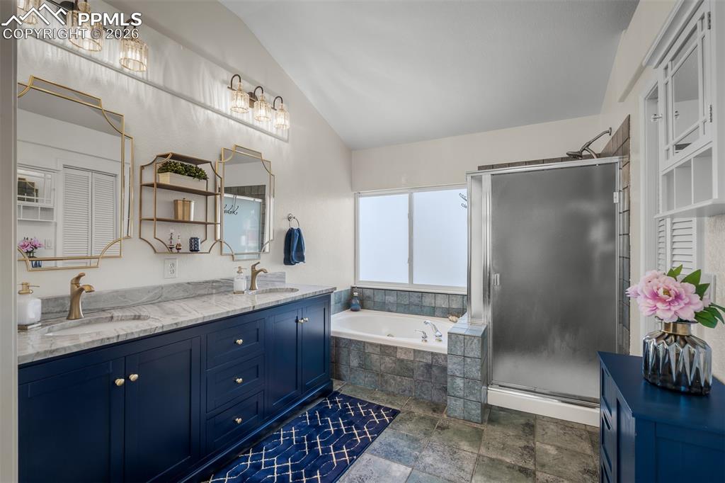 Image 26 of 49: Bathroom