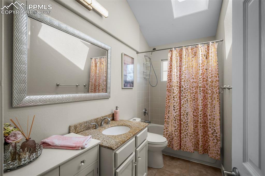 Image 31 of 49: Bathroom