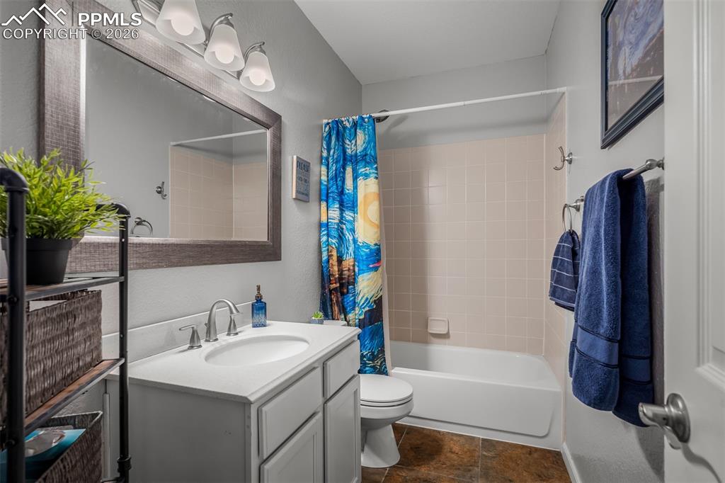 Image 39 of 49: Bathroom