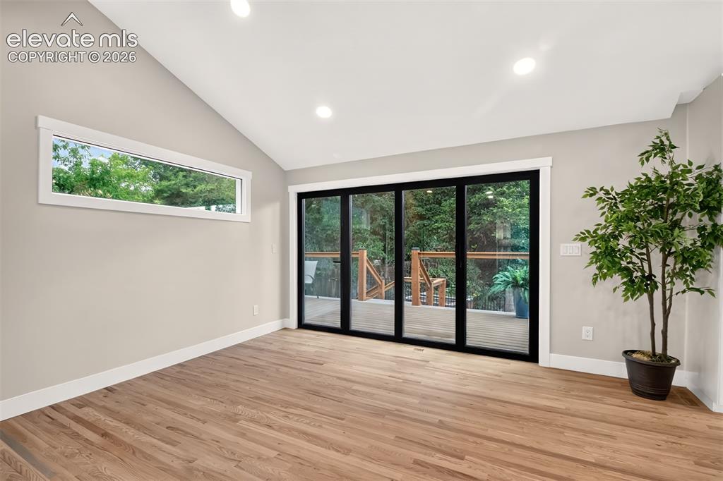 Image 6 of 50: Dining Area