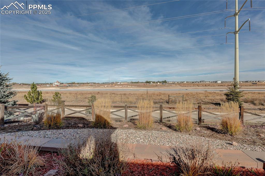 Image 47 of 49: Yard