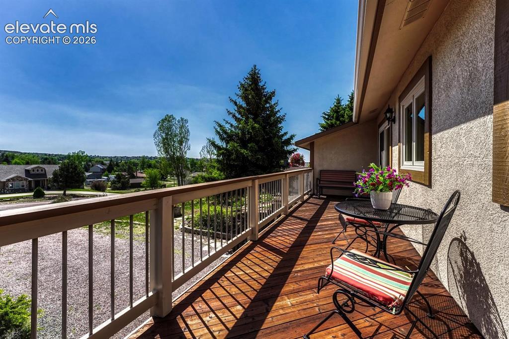 Image 14 of 50: Wrap-around deck
