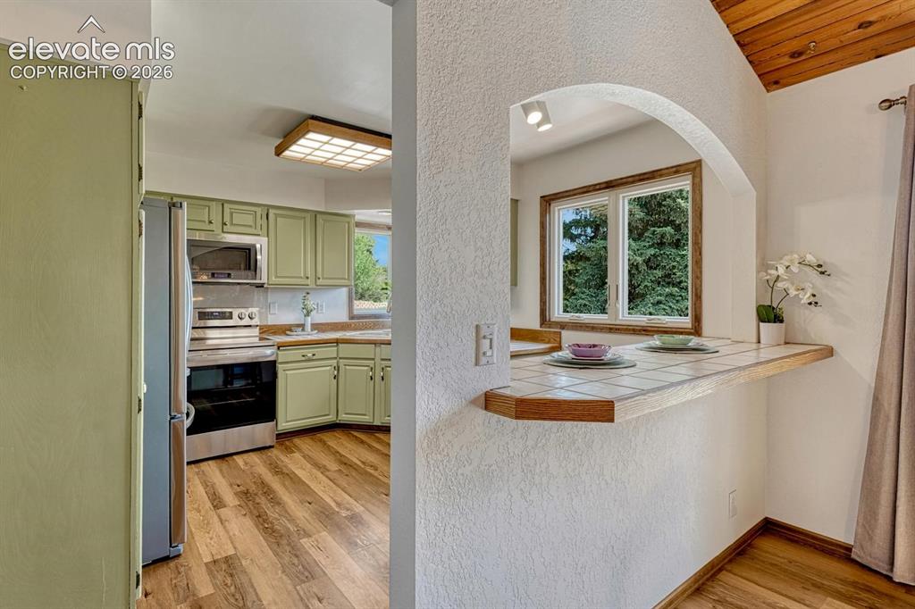 Image 16 of 50: Kitchen