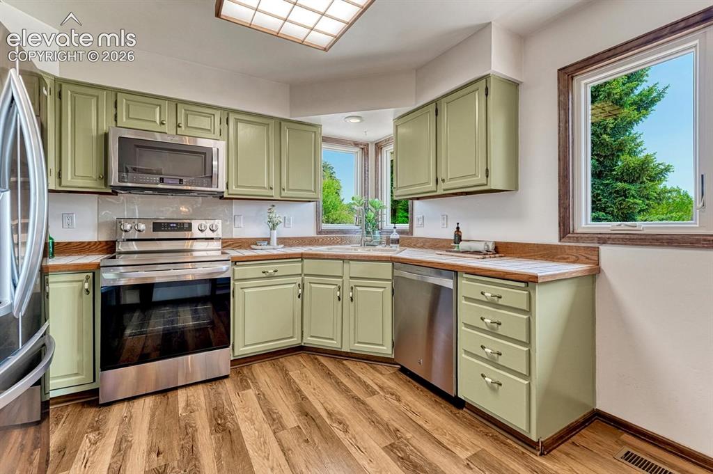 Image 17 of 50: Kitchen
