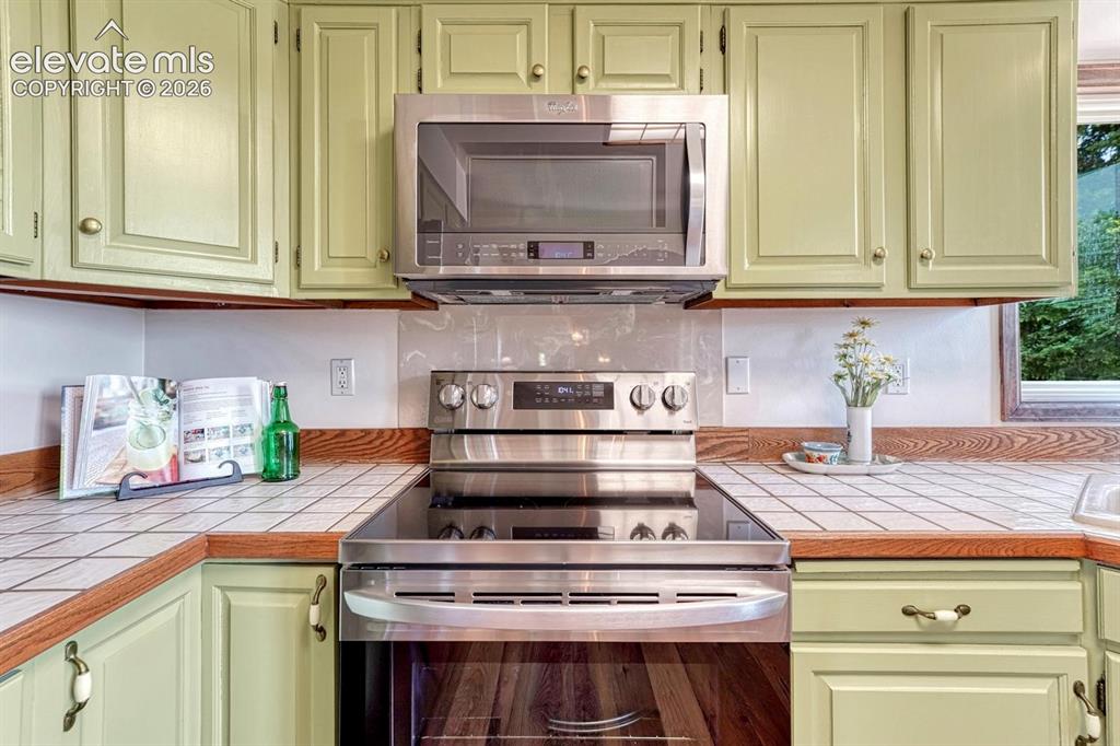 Image 18 of 50: Kitchen