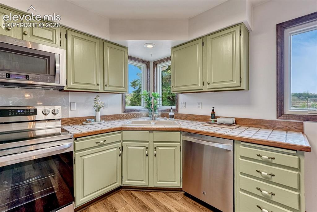 Image 19 of 50: Kitchen