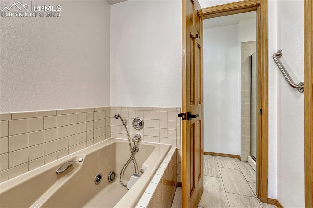 Image 18 of 49: Large Jetted Soaking Tub & Separate Shower