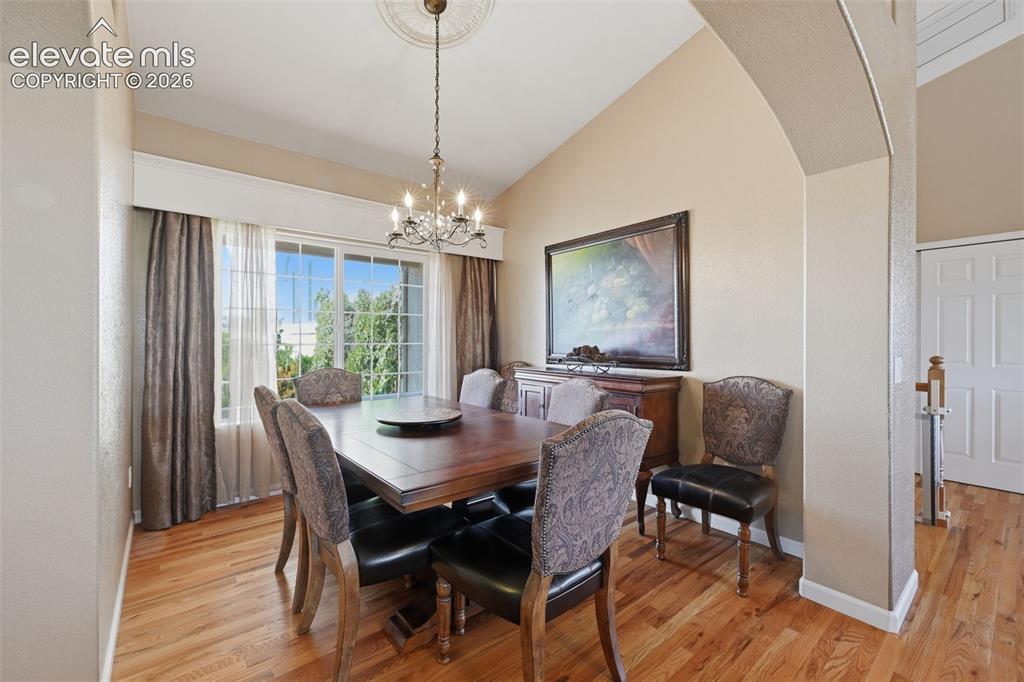 Image 14 of 45: Dining Area