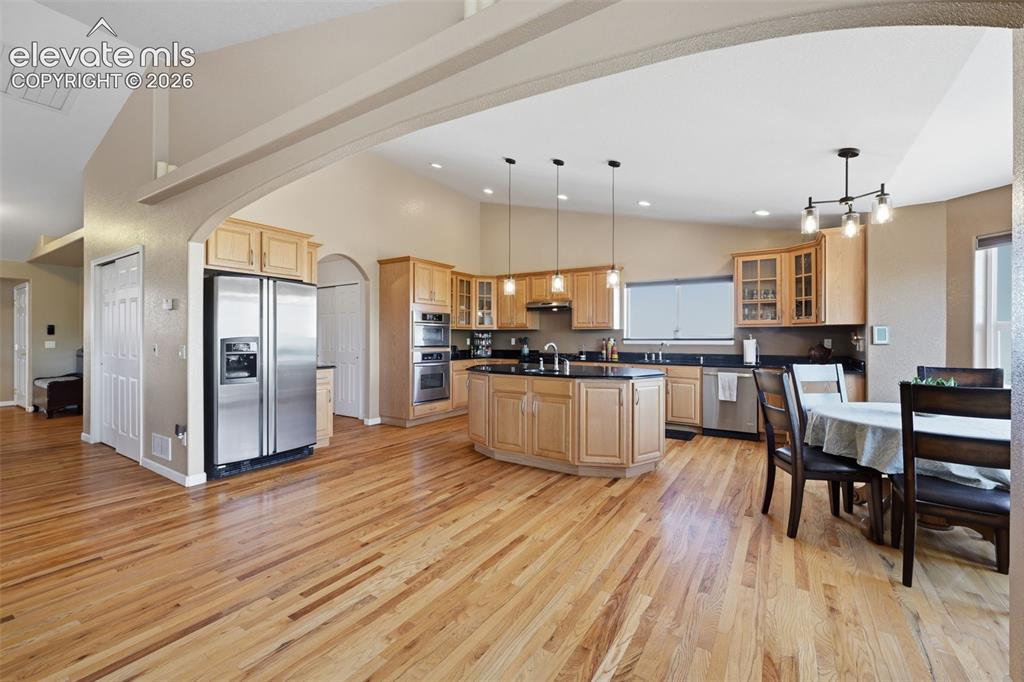 Image 7 of 45: Kitchen