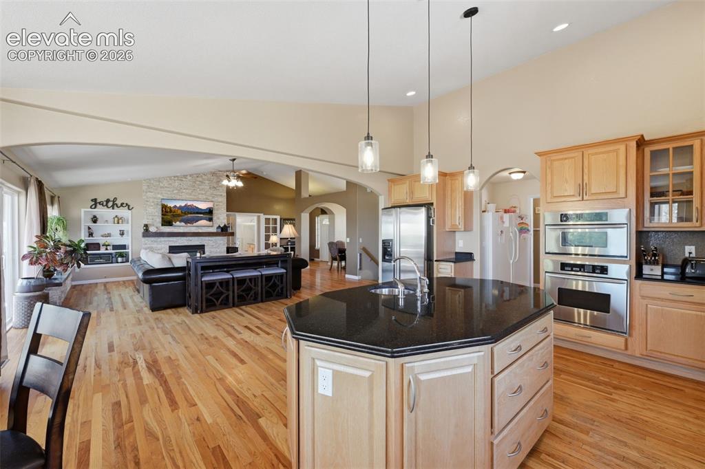 Image 9 of 45: Kitchen